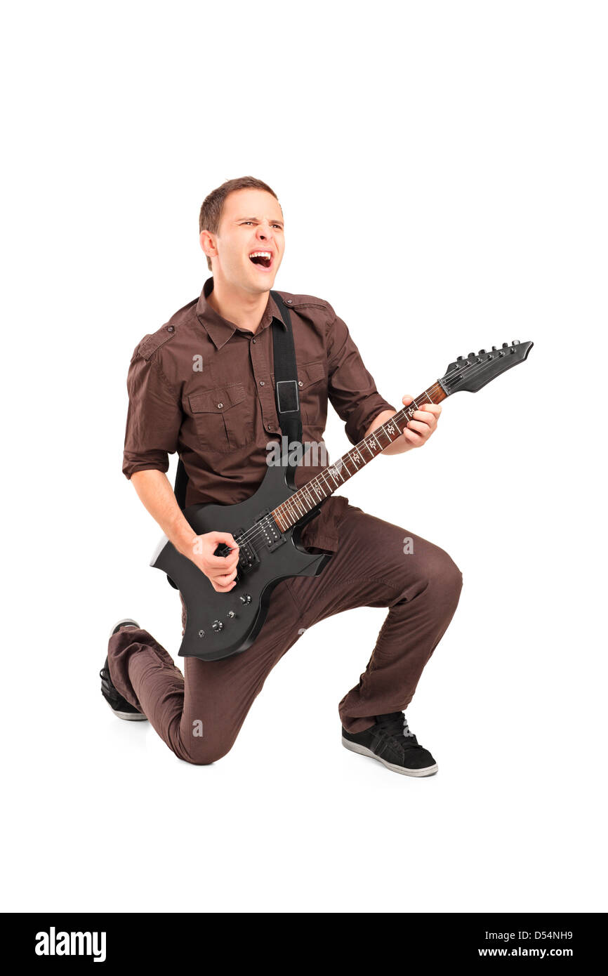 A piena lunghezza Ritratto di una rock star di suonare una chitarra isolata contro uno sfondo bianco Foto Stock