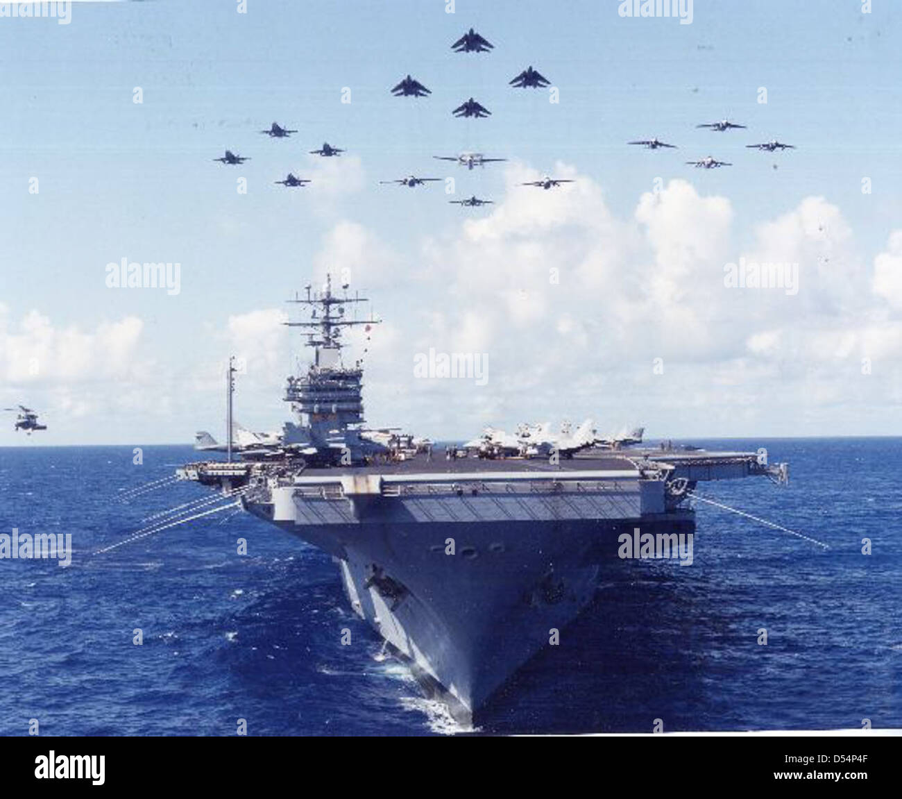 Nel 1997-98, il CVW-9 condusse un notevole volo con la portaerei USS Nimitz (CVN-68) come parte di esercitazioni e dimostrazioni militari, mostrando capacità di aviazione navale e coordinamento tra unità aeree e marine. Foto Stock