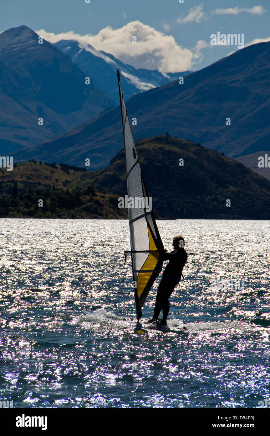 Windsurf sul lago Wanaka di Central Otago, Nuova Zelanda Foto Stock