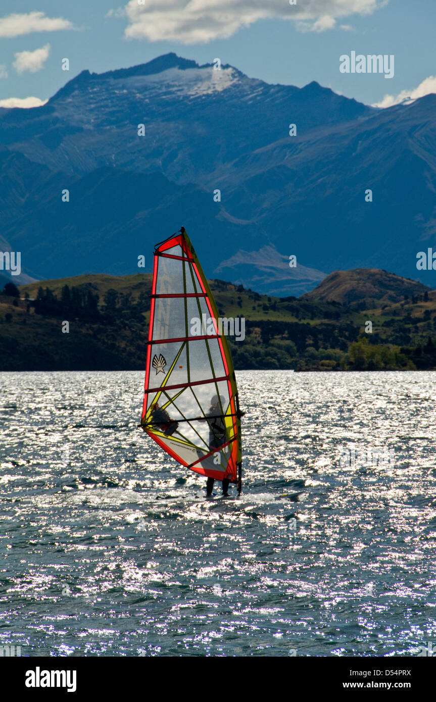 Windsurf sul lago Wanaka di Central Otago, Nuova Zelanda Foto Stock