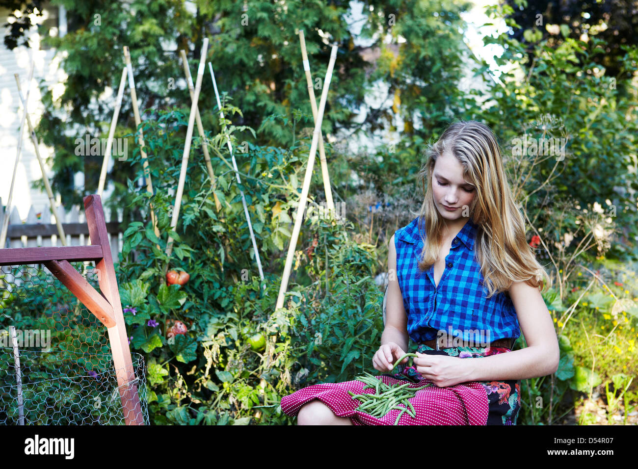 Teen ragazza nel giardino urbano Foto Stock
