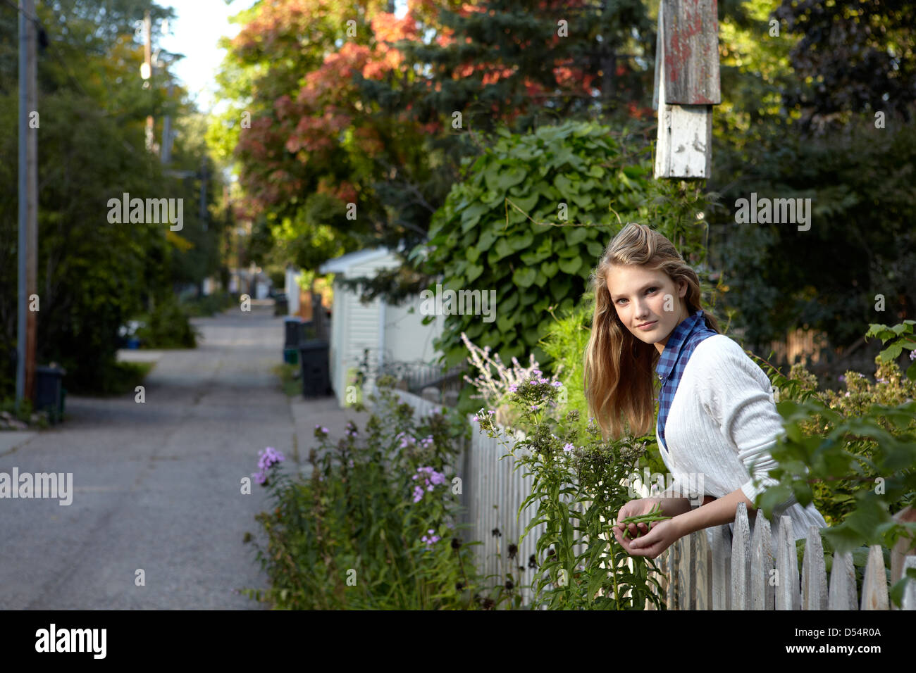 Teen con verde fagiolo raccolto in giardino urbano Foto Stock