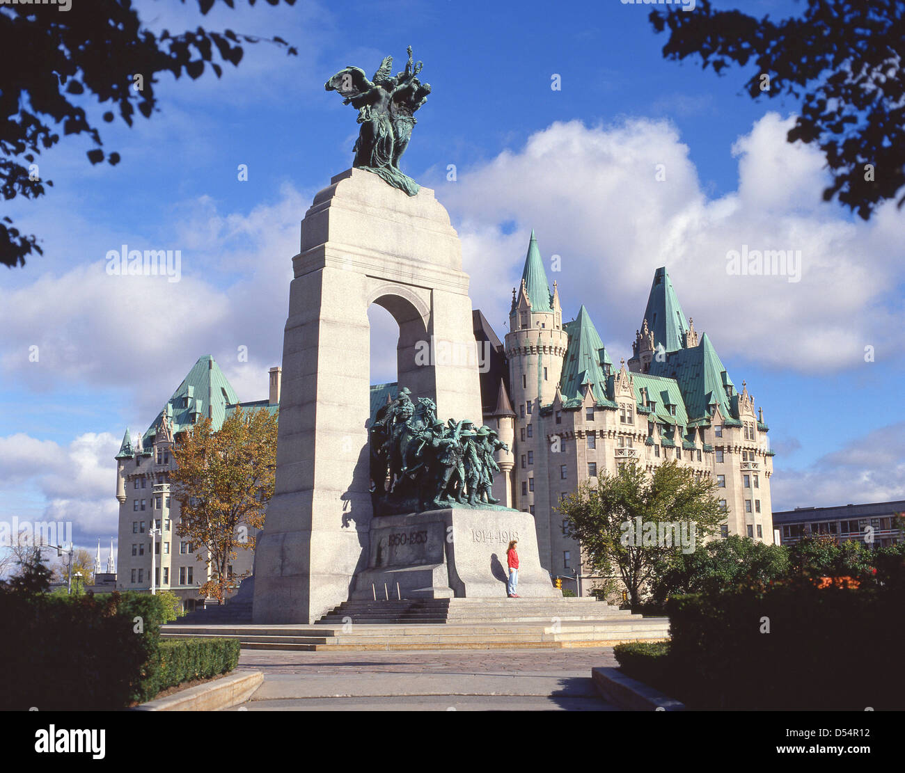Il National War Memorial e Chateau Laurier, Confederazione Square, Ottawa, la regione della capitale nazionale, Provincia di Ontario, Canada Foto Stock