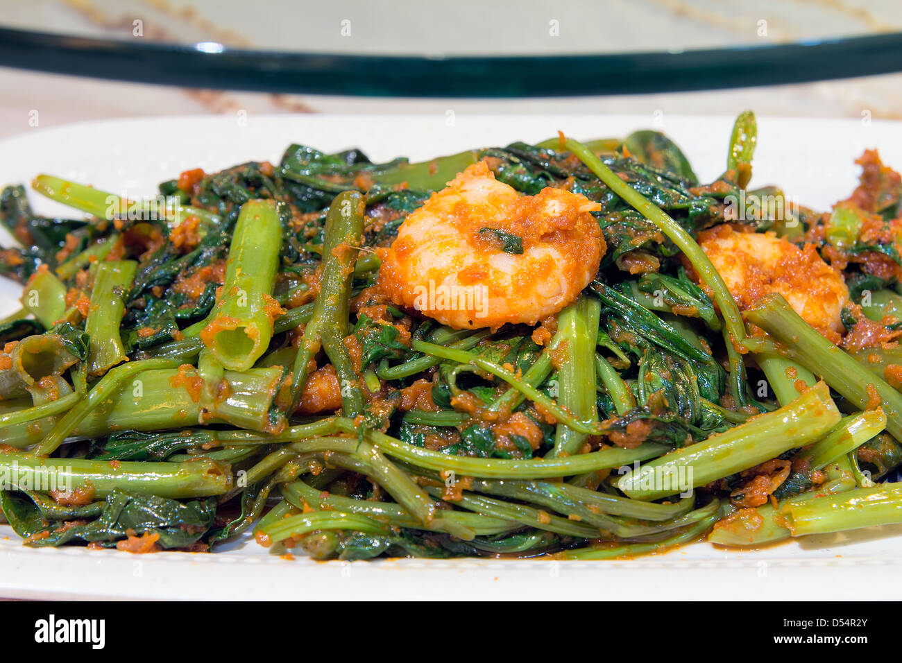 Nonya Kangkung Peranakan Blachan vegetale pasta Sambal Stir Fry con gamberi piatto Closeup Foto Stock