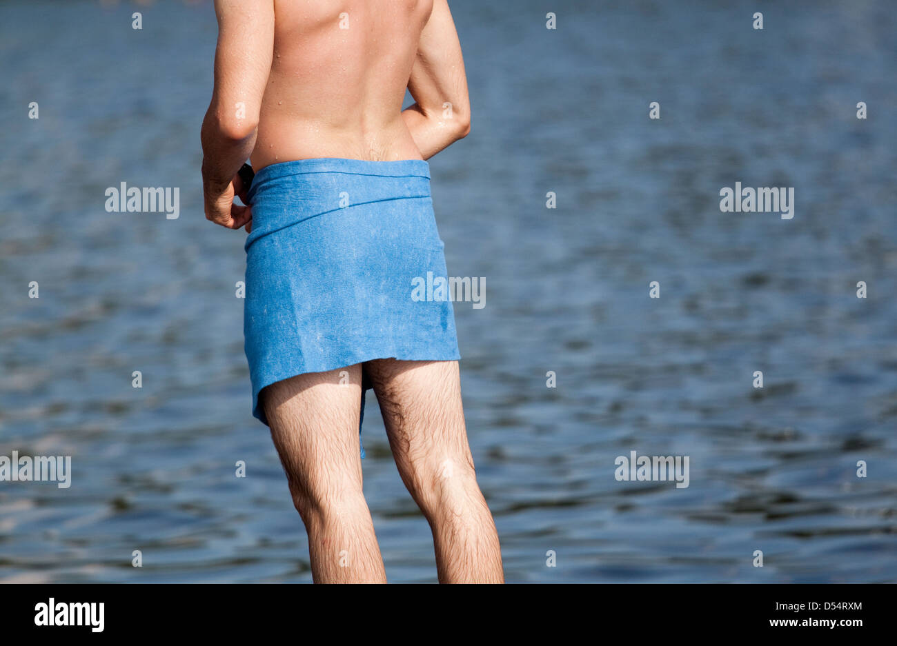Berlino, Germania, un giovane uomo dopo una nuotata in un lago Foto Stock