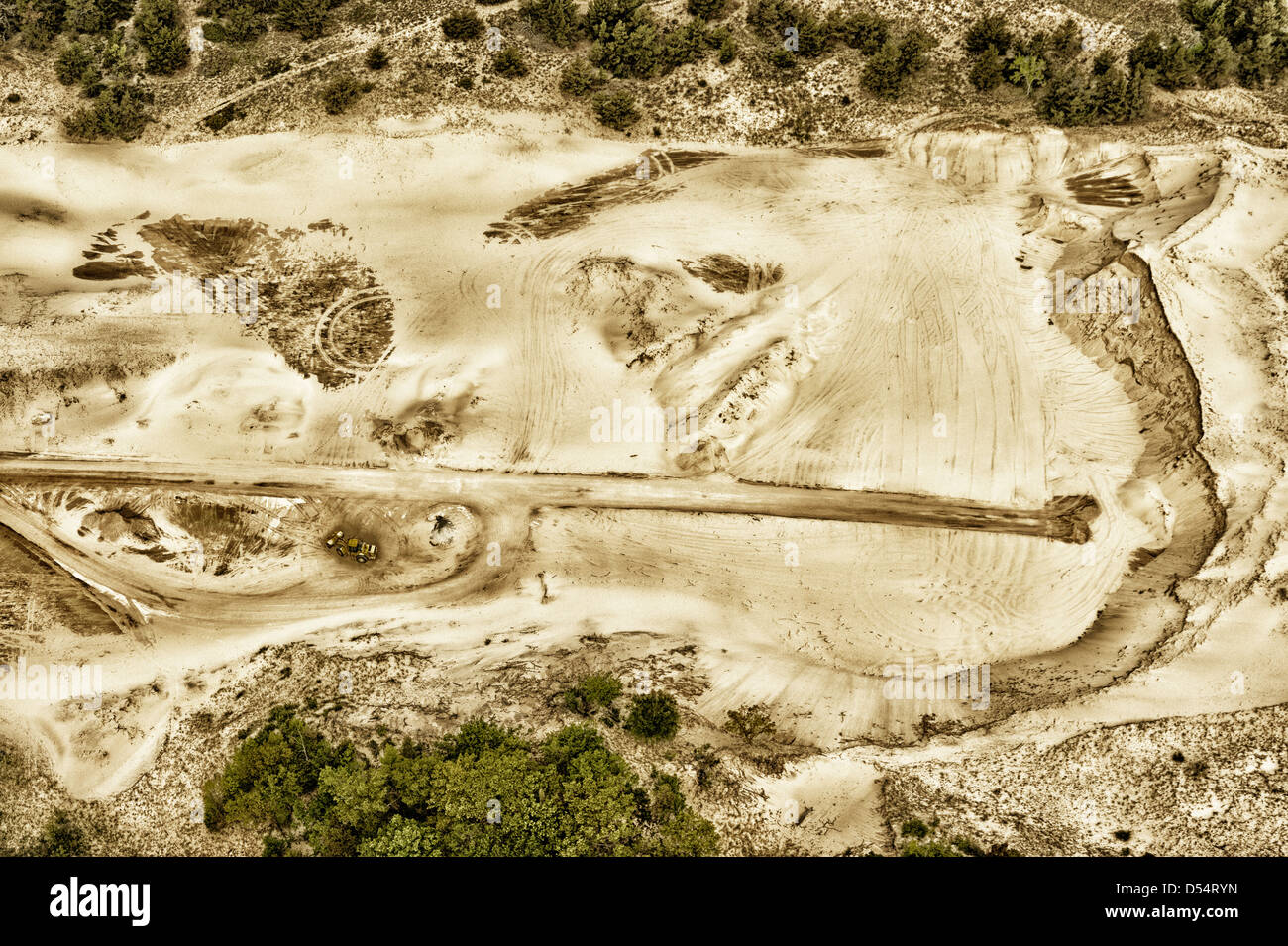 Vista aerea di sabbia operazione mineraria adiacente al Ludington Dunes State Park vicino Ludington, Michigan, Stati Uniti d'America. Fotografia di Jeffrey Wickett, Northlight Foto Stock