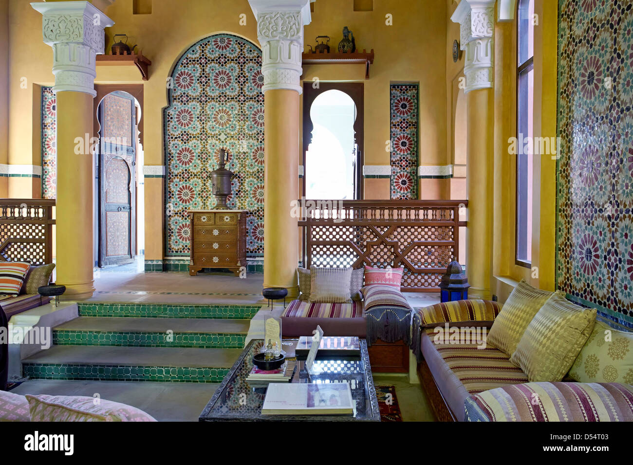 Home marocchino interno con funzione lounge e decorazioni tradizionali e arredi Foto Stock