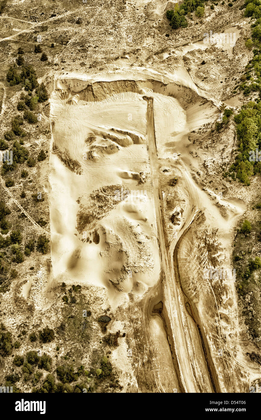 Vista aerea di sabbia operazione mineraria adiacente al Ludington Dunes State Park vicino Ludington, Michigan, Stati Uniti d'America. Fotografia di Jeffrey Wickett, NorthLight Foto Stock