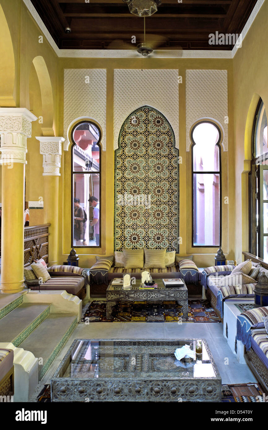 Home marocchino interno con funzione lounge e decorazioni tradizionali e arredi. Foto Stock