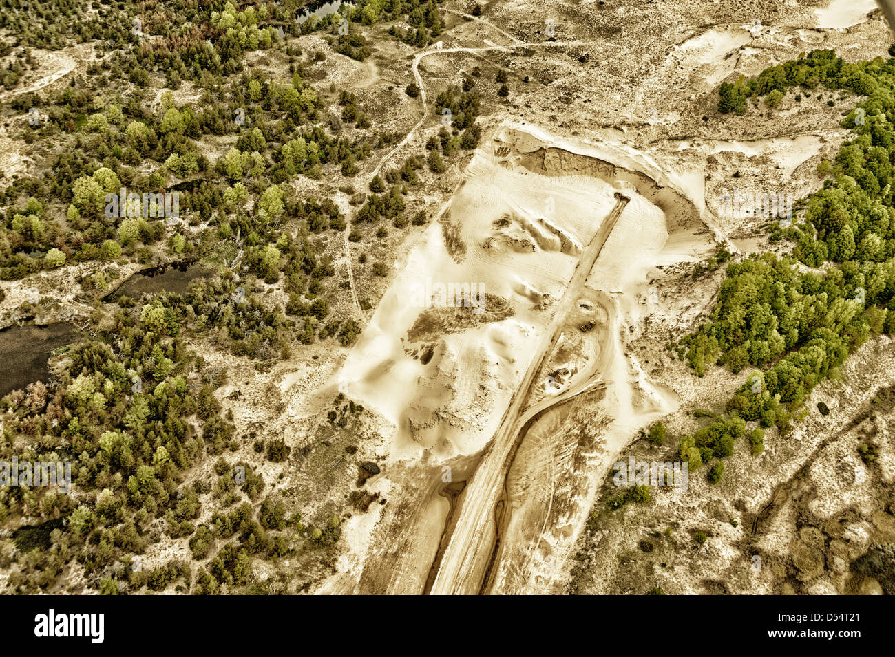 Vista aerea di sabbia operazione mineraria adiacente al Ludington Dunes State Park vicino Ludington, Michigan, Stati Uniti d'America. Fotografia di Jeffrey Wickett, NorthLight Foto Stock