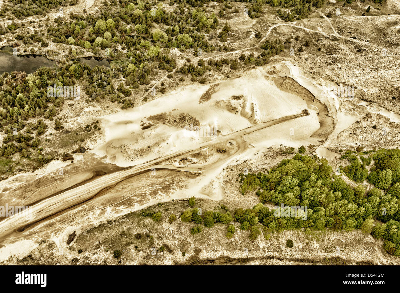 Vista aerea di sabbia operazione mineraria adiacente al Ludington Dunes State Park vicino Ludington, Michigan, Stati Uniti d'America. Fotografia di Jeffrey Wickett, NorthLight Foto Stock