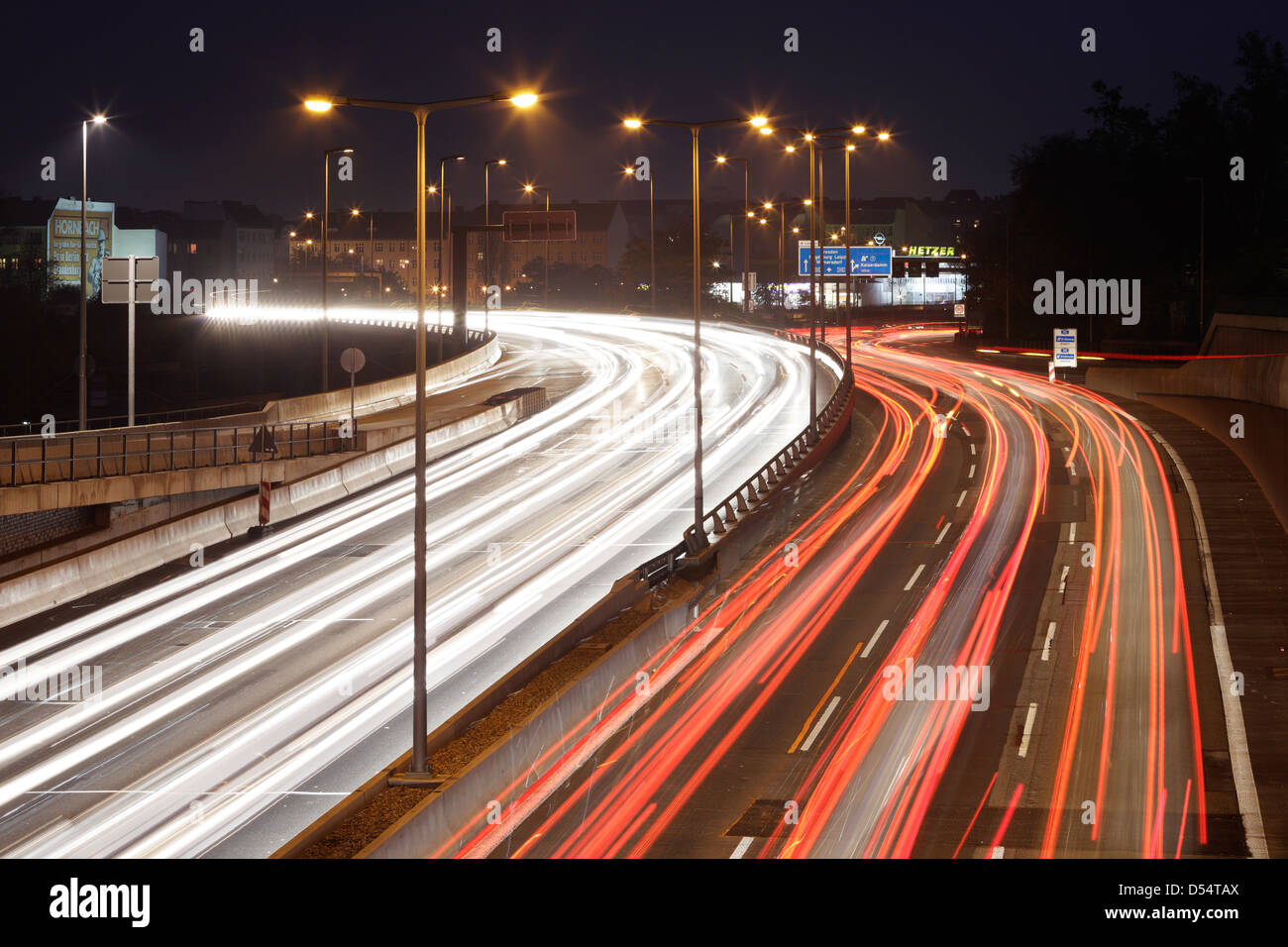 Berlino, Germania, insegne luminose sulla autostrada A 100 a Charlottenburg Foto Stock