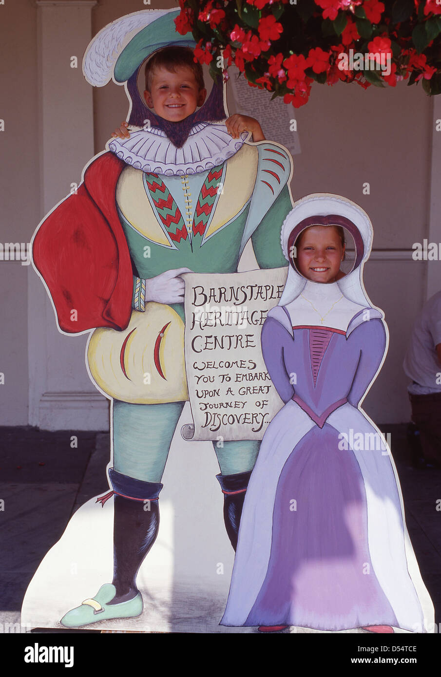 Bambini prop foto al di fuori di Barnstaple Heritage Centre, Queen Street, Barnstaple, Devon, Inghilterra, Regno Unito Foto Stock