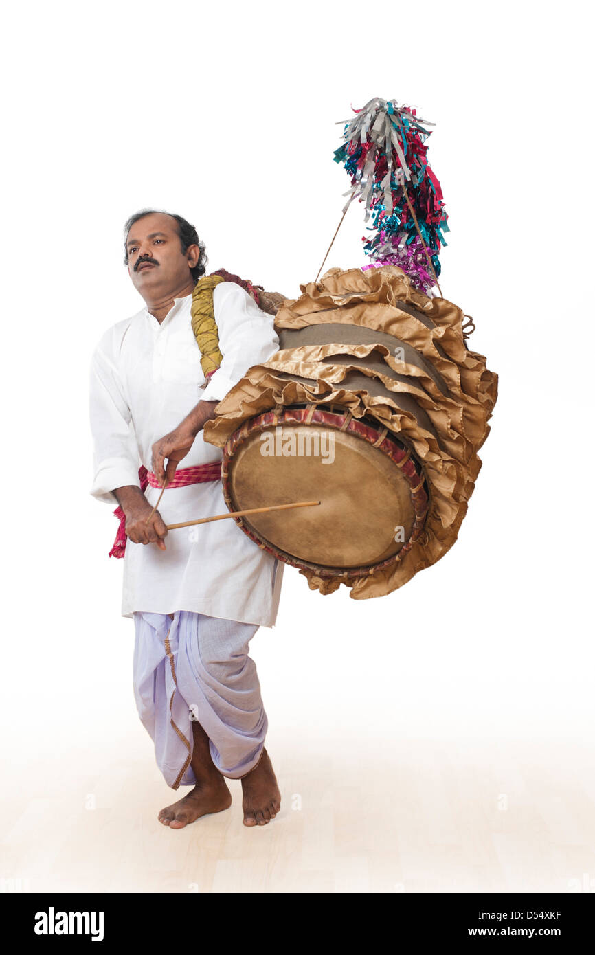 Uomo in Bengali giocando dhol (un grande tamburo utilizzato per riprodurre durante il festival e celebrazione in India) Foto Stock