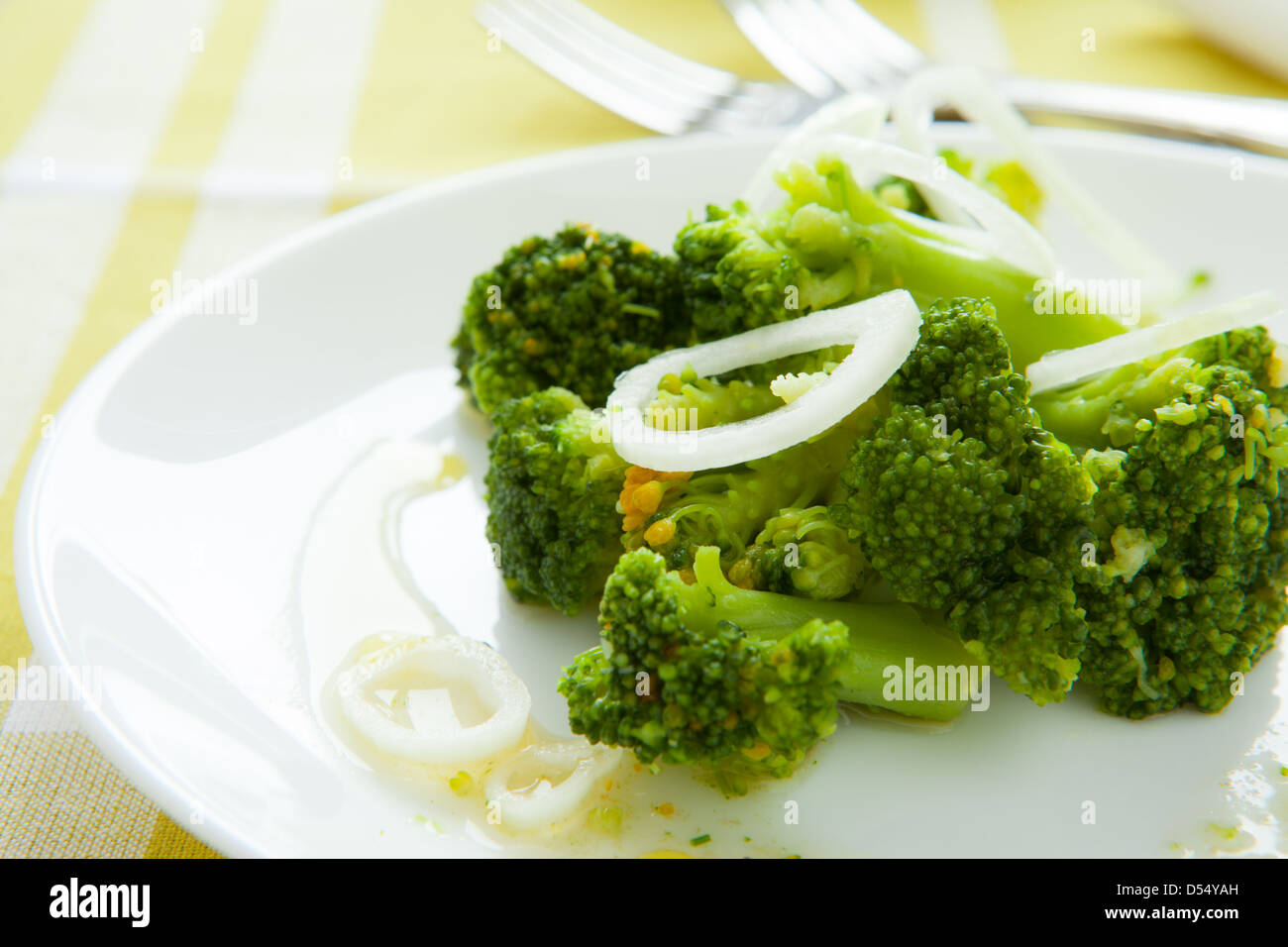Broccoli cotti in forno su un piatto bianco, primo piano Foto Stock