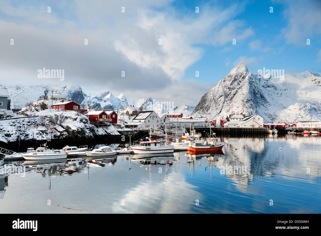 Le barche nel porto a Hamnoy sulle Isole Lofoten in Norvegia Foto Stock