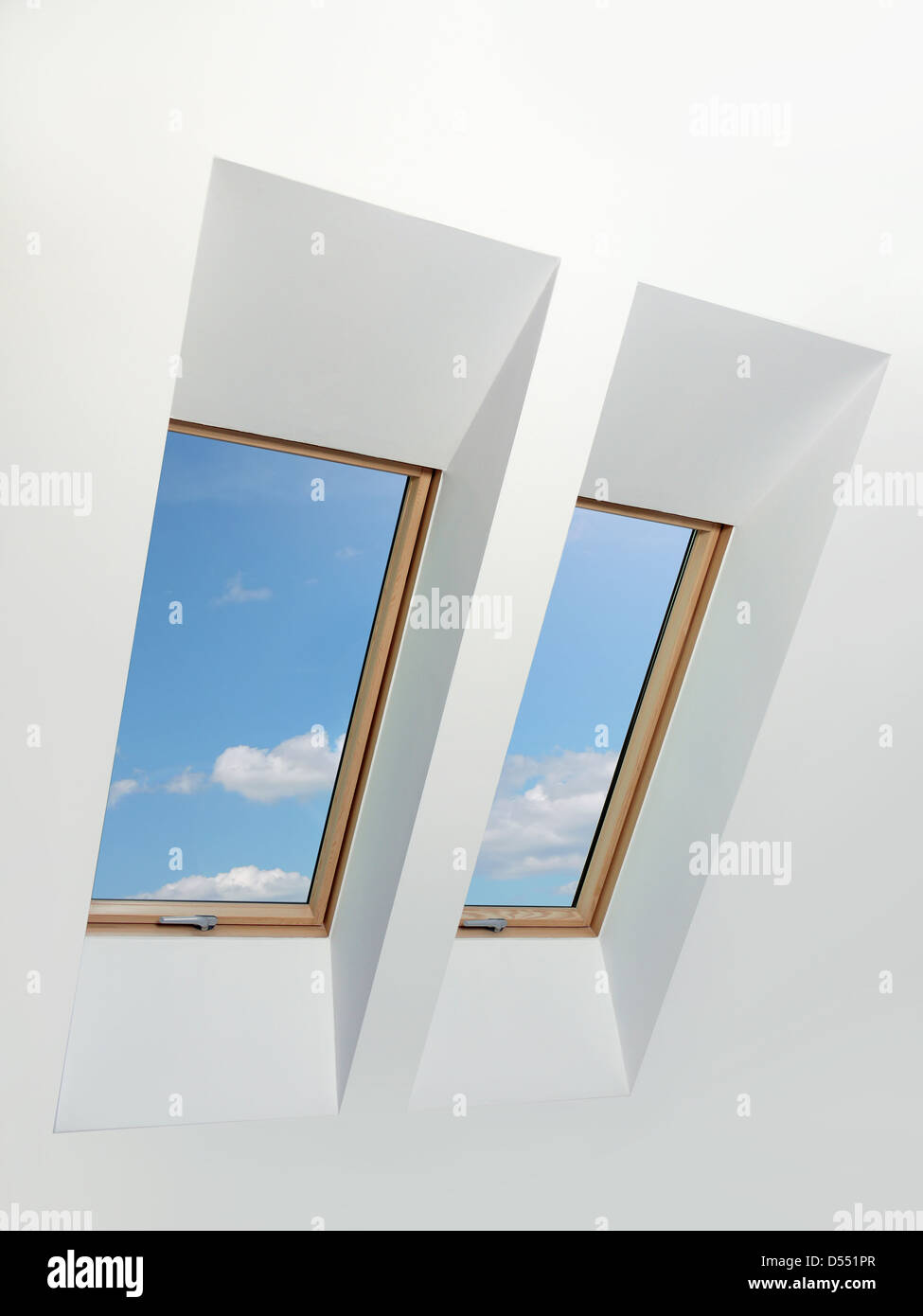 Due finestre mansarda con blue sky view Foto Stock