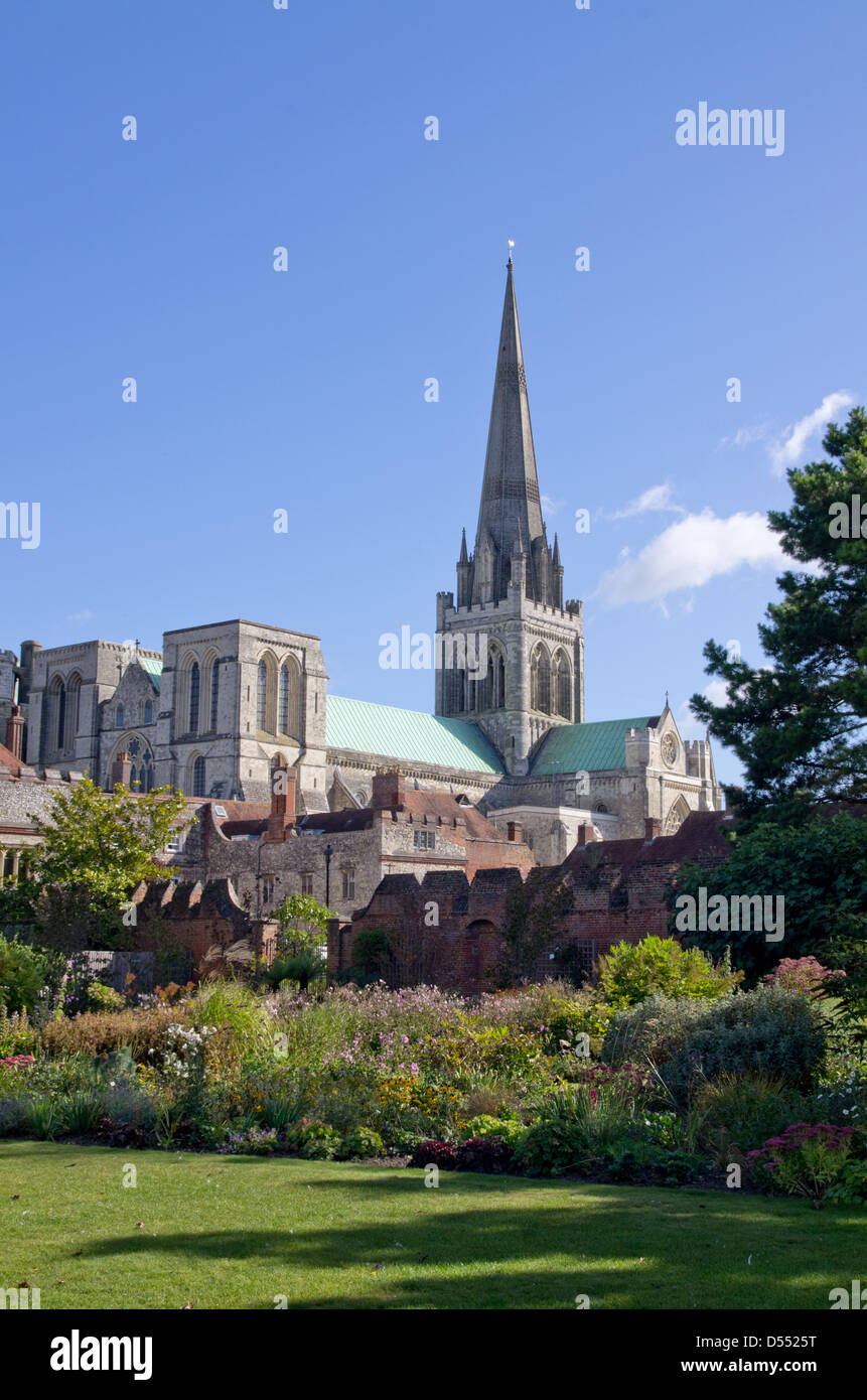 Chichester Cathedral dai vescovi nei giardini del palazzo. Foto Stock