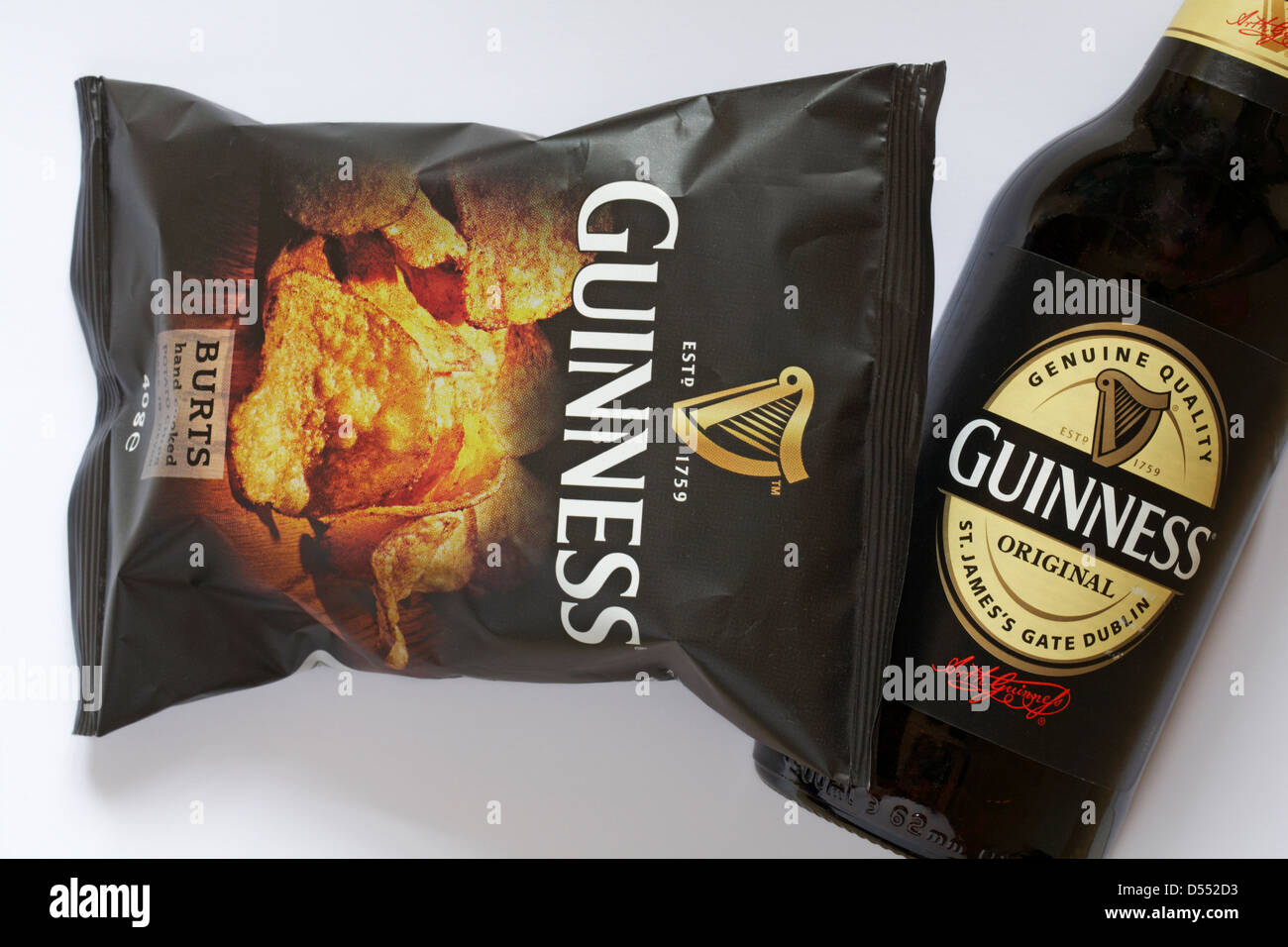 Pacchetto di 40g di Guinness esplode mano cotto patatine fritte fatte in Devon con bottiglia di Guinness impostato su sfondo bianco Foto Stock