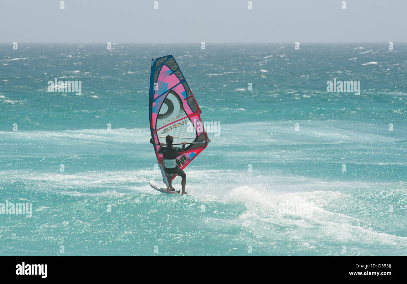 Sailboarding off Pegrams punto vicino al Capo di Buona Speranza in Sud Africa Foto Stock