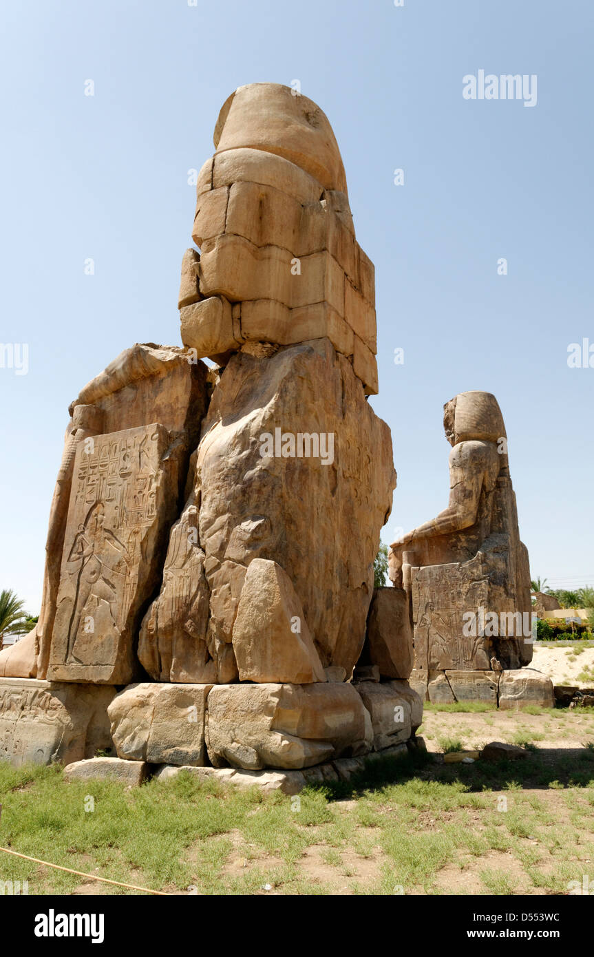 Luxor. L'Egitto. I Colossi di Memnon, che raffigurano il faraone Amenhotep III seduto e sono situate nella necropoli tebana. Foto Stock