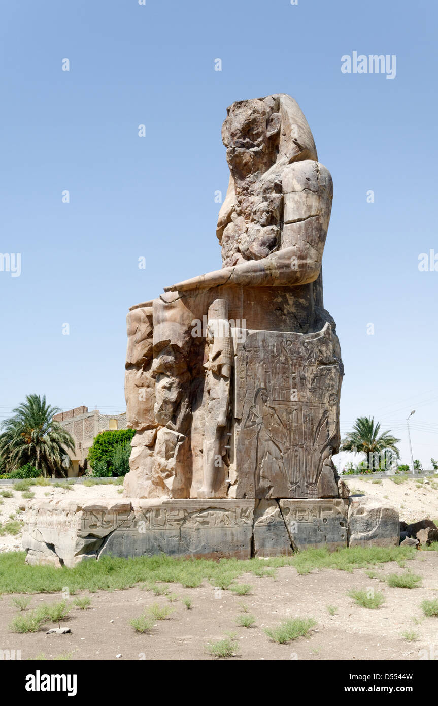 Luxor. L'Egitto. Uno dei i Colossi di Memnon, che raffigurano il faraone Amenhotep III seduto e sono situate nella necropoli tebana. Foto Stock