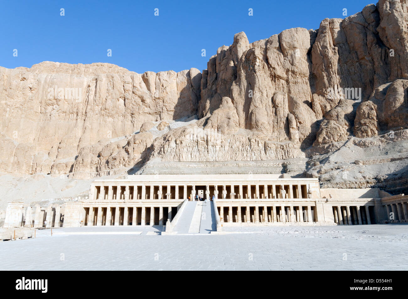 Tebe. L'Egitto. Il tempio mortuario di Hatshepsut a Deir al-Bahri fu costruito per la Regina Hatshepsut che hanno governato l'antico Egitto. Foto Stock