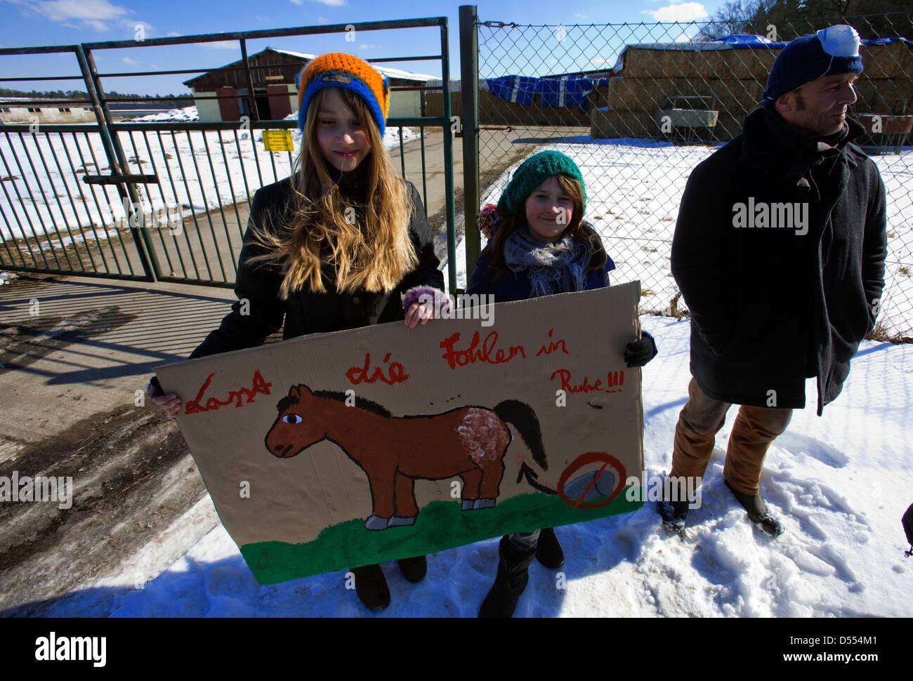 Ambientalisti e attivisti per i diritti degli animali la protesta contro la sperimentazione animale nella parte anteriore del maneggio del prigioniero farm Lewitz in Grabow, Germania, 25 marzo 2013. A uno studio scientifico in cui una vaccinazione con batteri geneticamente modificati devono essere testati su puledri, deve iniziare a livello del prigioniero azienda al beginnnig della stagione. Foto: Jens Buettner Foto Stock