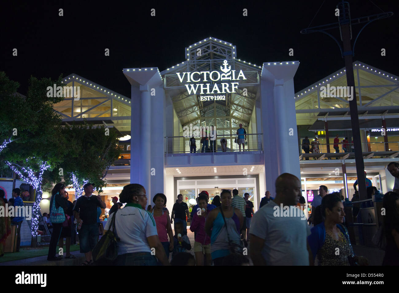 Centro commerciale Victoria Wharf in Cape Town di notte - Africa del Sud Foto Stock