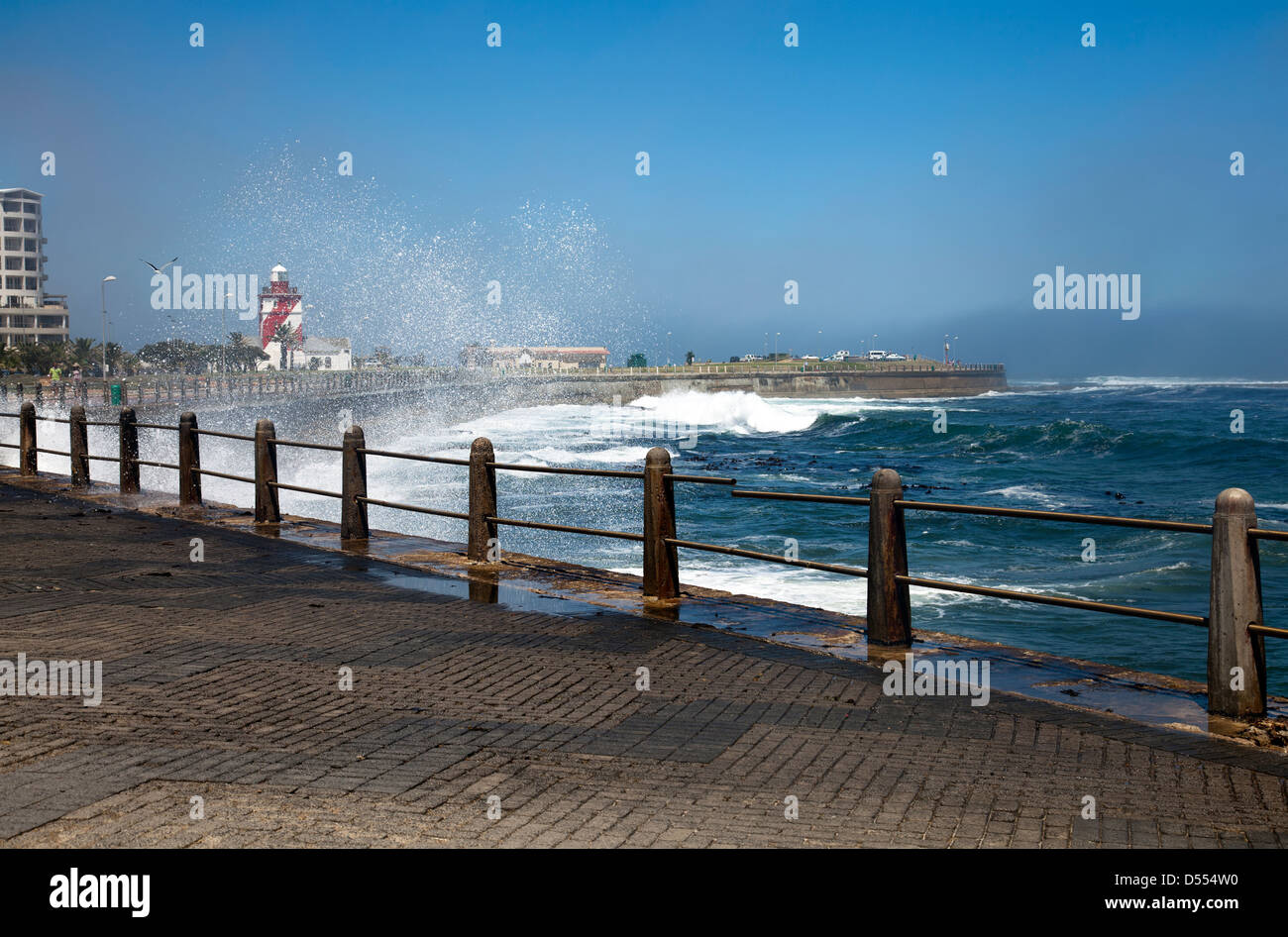 Onde infrangersi sul lungomare fronte spiaggia di muro in Mouille Point - Cape Town, Sud Africa Foto Stock