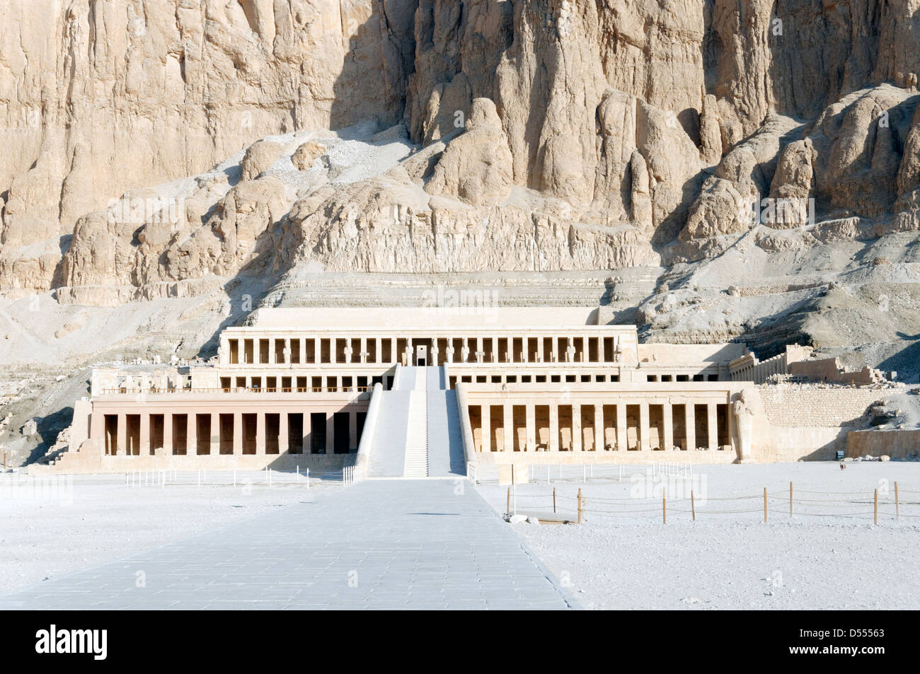 Tebe. L'Egitto. Il tempio mortuario di Hatshepsut a Deir al-Bahri fu costruito per la Regina Hatshepsut che hanno governato l'antico Egitto. Foto Stock