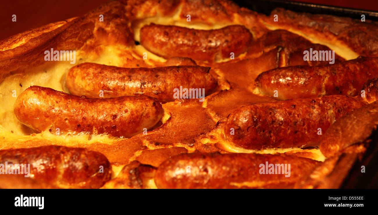 Un vassoio del classico piatto britannico Toad nel foro. Toad nel foro è fatta di salsicce in un Yorkshire pudding pastella. Foto Stock