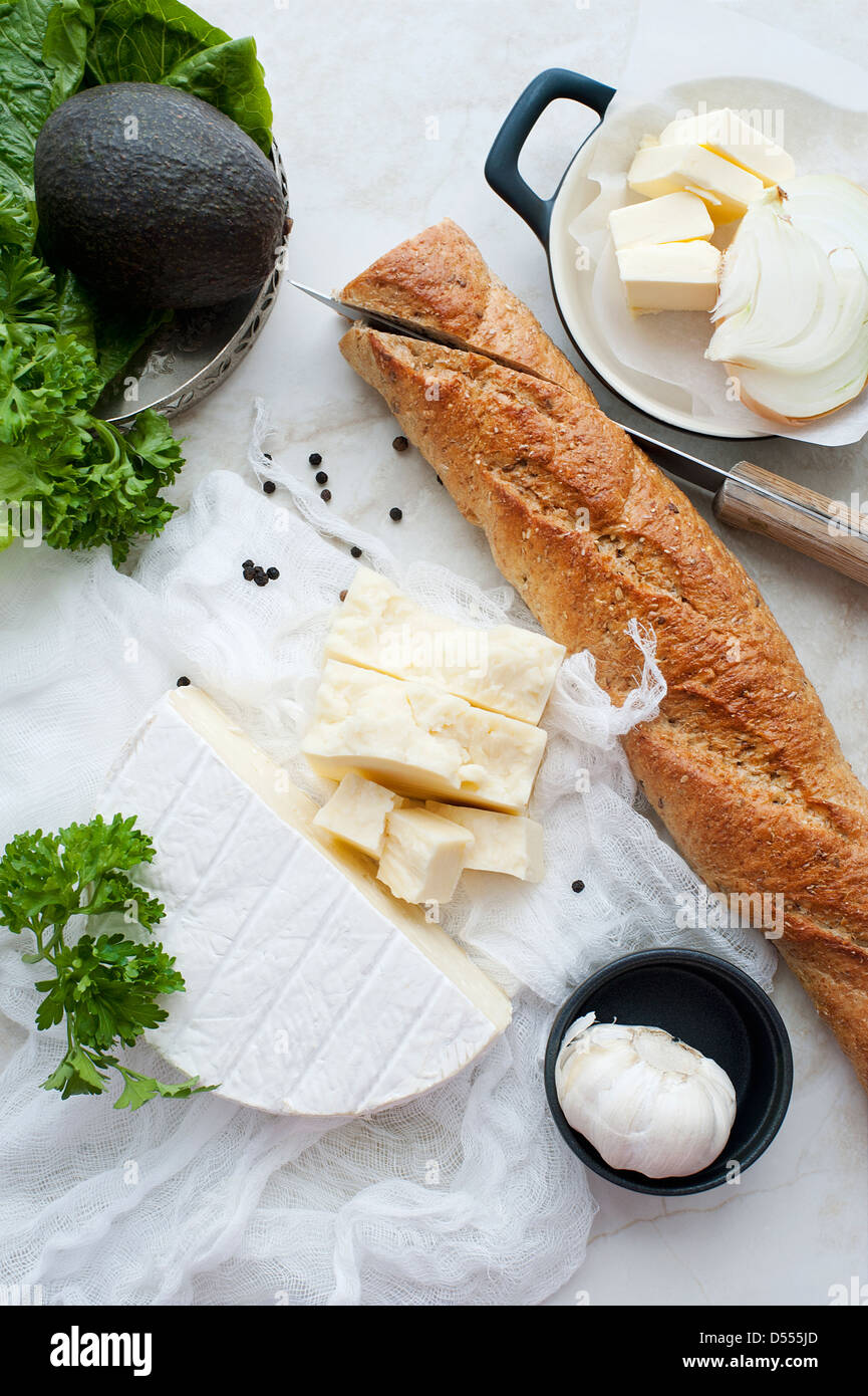 Pane, formaggio, aglio e burro Foto Stock