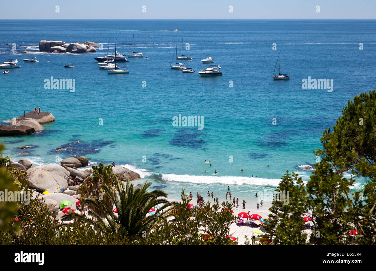 Clifton Terza Spiaggia con barche sulla baia di Cape Town - Sud Africa Foto Stock