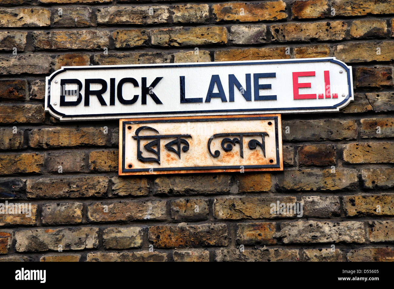 A bilingual cartello stradale in Bengali e inglese, Brick Lane, Londra, Regno Unito. Foto Stock