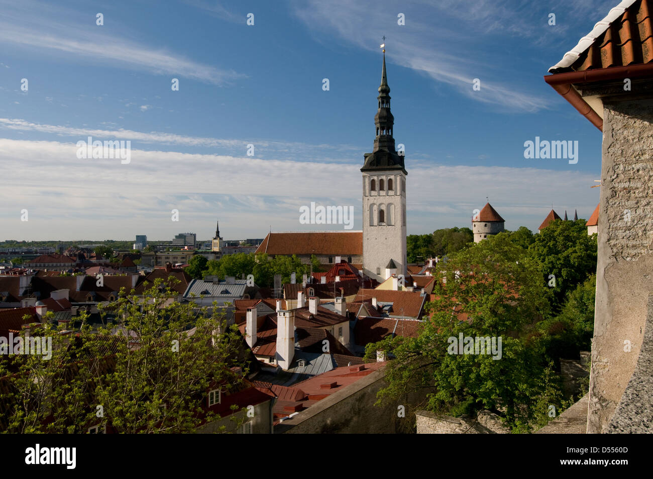 Skyline della Chiesa di Sant'OLAF nella Città Vecchia di Tallinn, Estonia, negli stati baltici Foto Stock