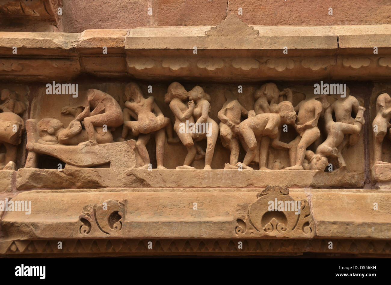 Sculture di Kamasutra sulle pareti del tempio di Khajuraho ANNUNCIO 930-950  Foto stock - Alamy