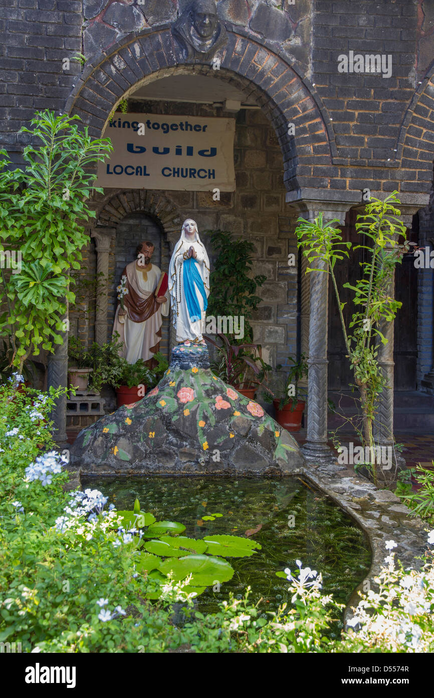 St.Vincent Kingstown, chiesa cattolica cortile Foto Stock