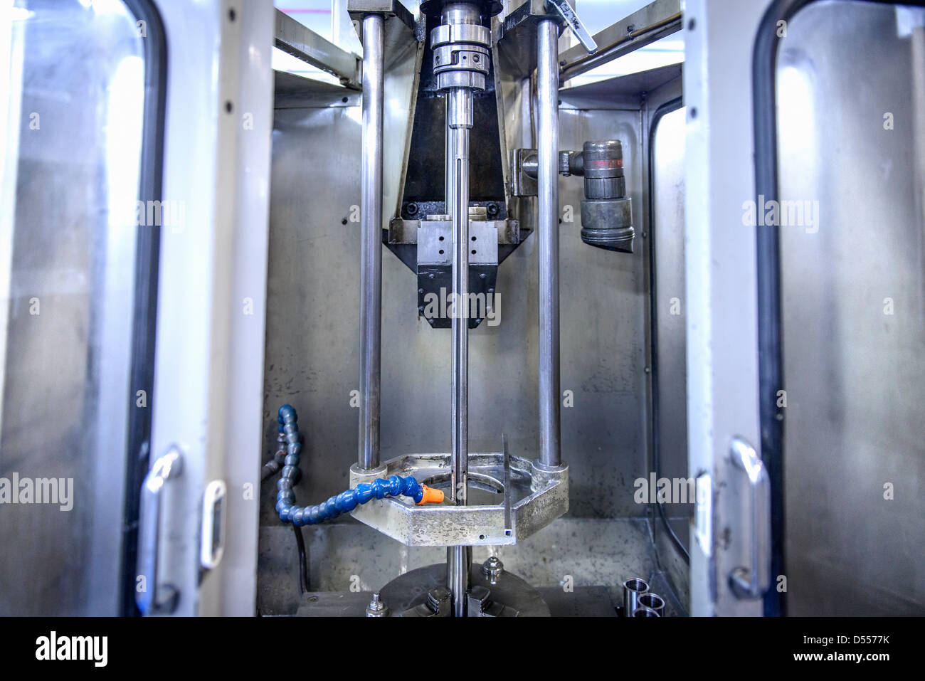 La spruzzatura di acqua su macchinari in fabbrica Foto Stock