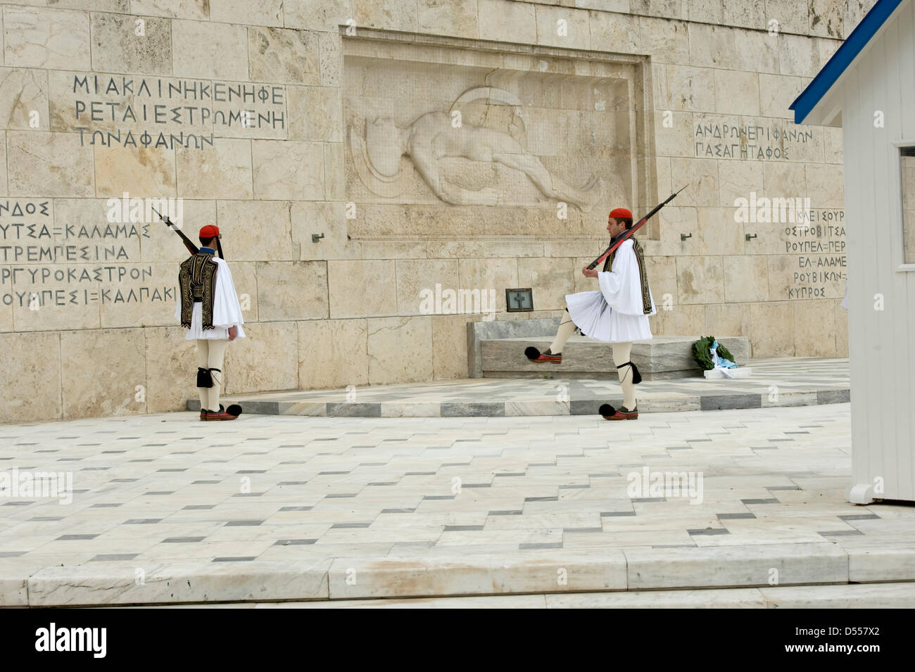 Atene, Grecia, 25 marzo 2013: Grecia il Giorno di Indipendenza. I soldati in abito tradizionale eseguire una cerimonia davanti al Palazzo del Parlamento. Foto Stock