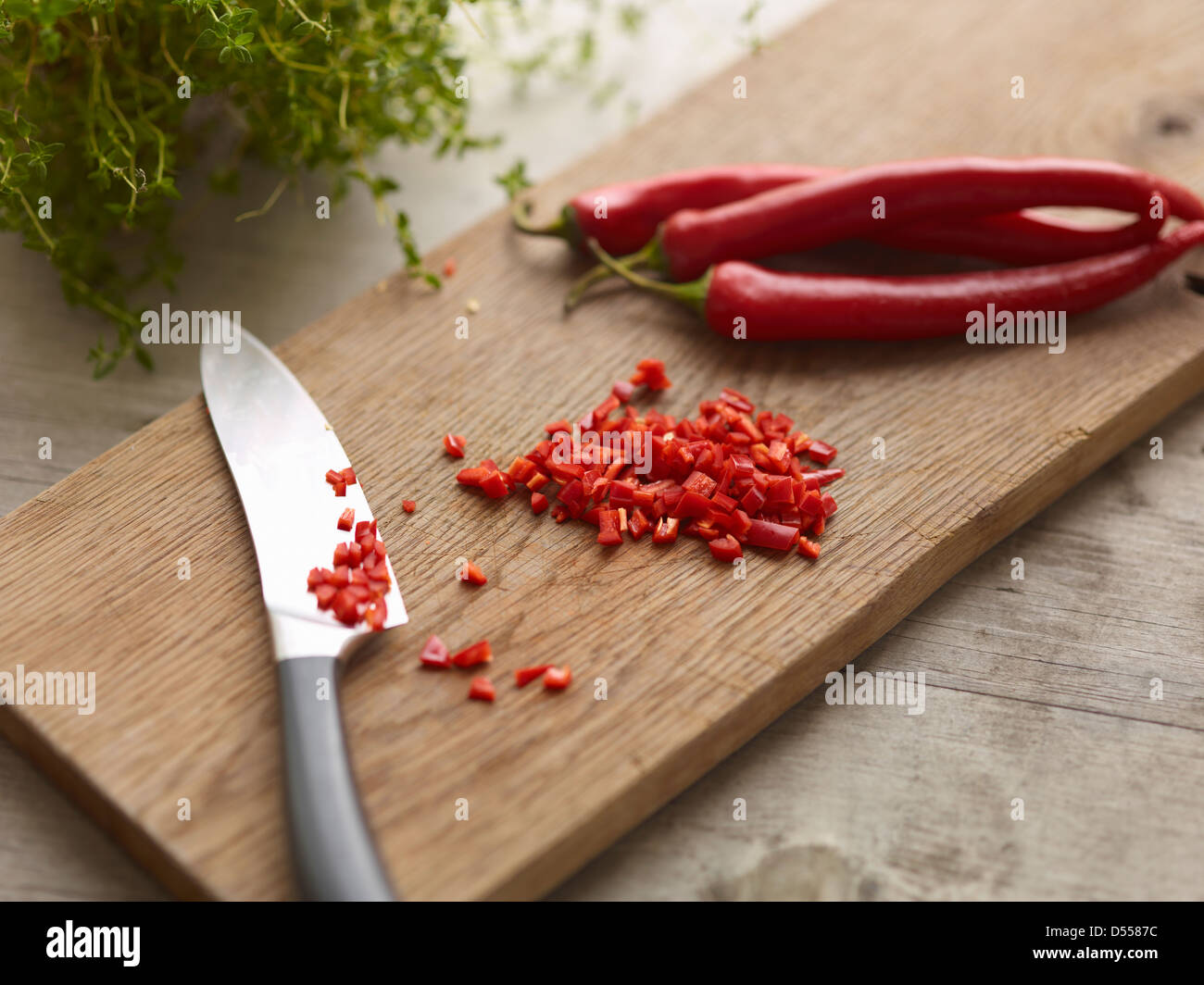 Il coltello con il trito di peperoncino Foto Stock