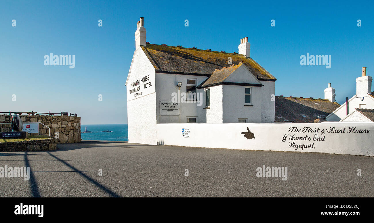 La prima e ultima casa in Inghilterra situato a Lands End, Cornwall. Foto Stock
