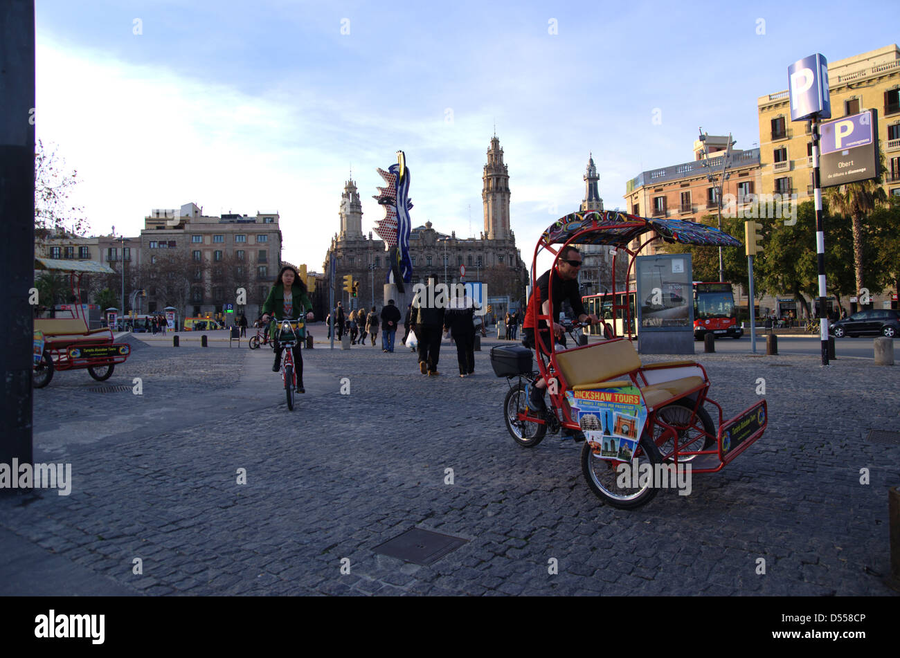 Tour in bicicletta a Barcellona. Dietro la testa di Barcellona di Roy Lichtenstein. Foto Stock