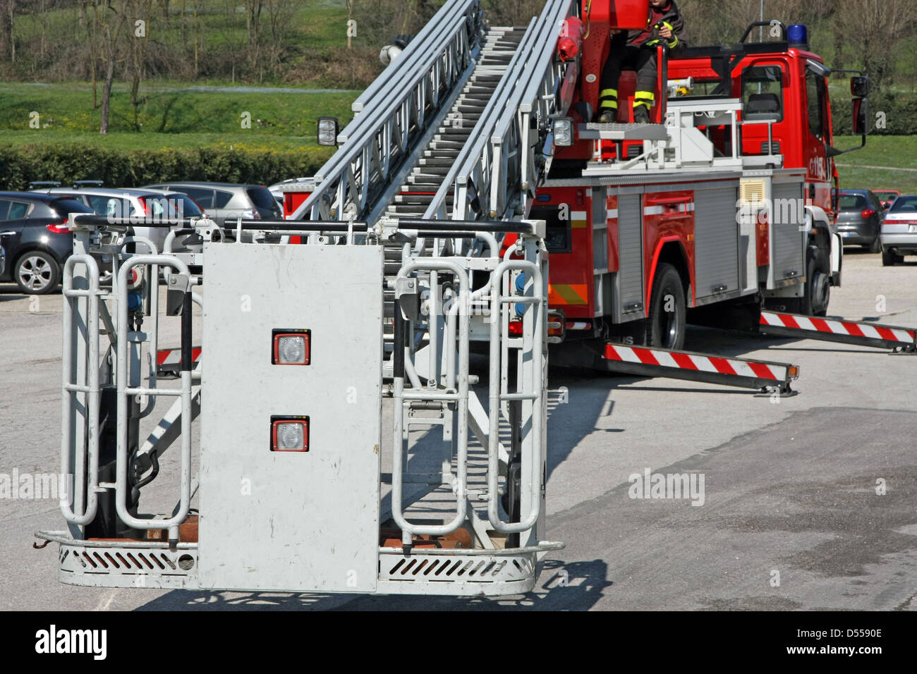 Camion dei pompieri con la stivato pronto per ottenere i vigili del fuoco Foto Stock