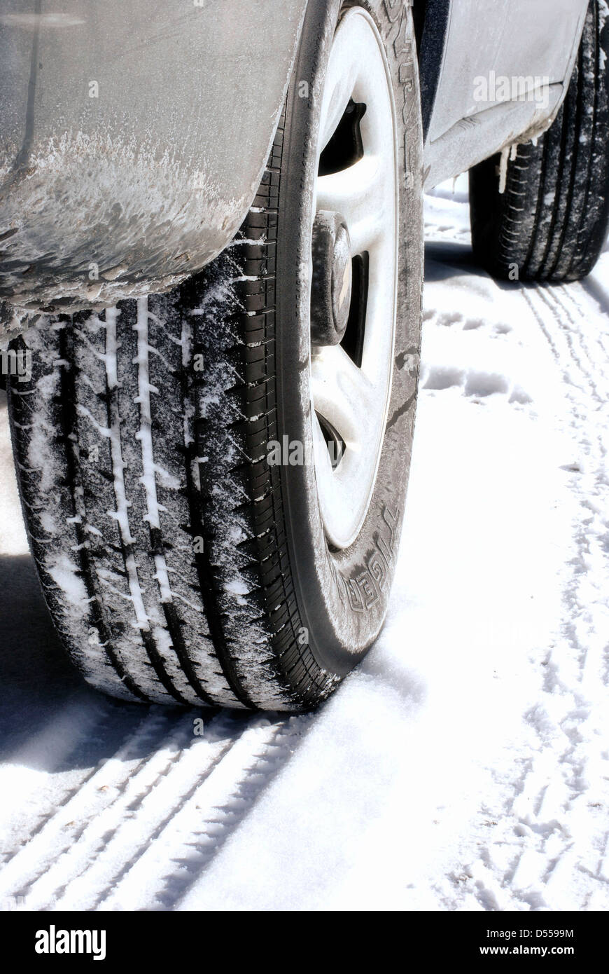 Pneumatici per auto nella neve invernale Foto Stock