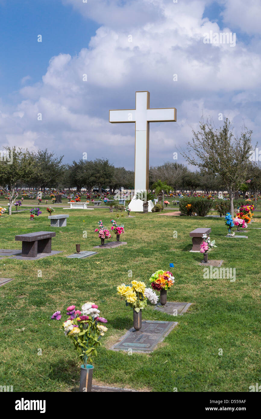 Un cimitero con fiori e lapidi vicino a McAllen, Texas, Stati Uniti d'America. Foto Stock