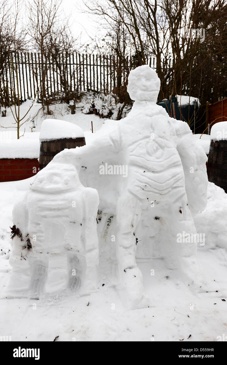 Contea di Antrim, Irlanda del Nord, Regno Unito. Xxv Marzo 2013. pupazzi di neve fatto per assomigliare star wars droids R2D2 e C3PO nel giardino di casa nella contea di Antrim Irlanda del Nord nel corso invernale pesante nevicata, 25 marzo 2013. Credito: JoeFox / Alamy Live News Foto Stock