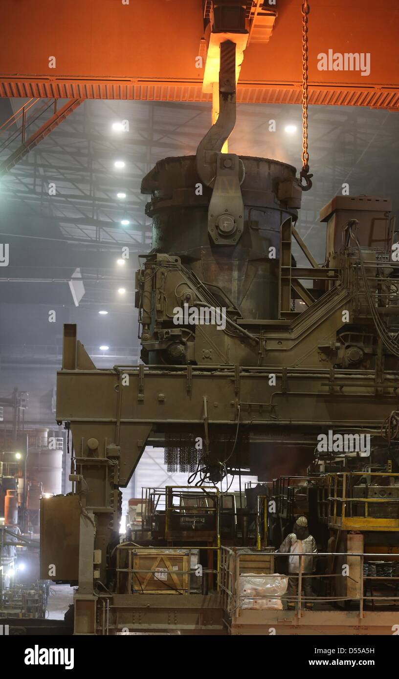 Una pentola con acciaio liquido dal nuovo forno siviera viene sollevato per  l'impianto di colata al ArcelorMittal impianto siderurgico in Amburgo,  Germania, 25 marzo 2013. Il più grande del mondo di acciaio