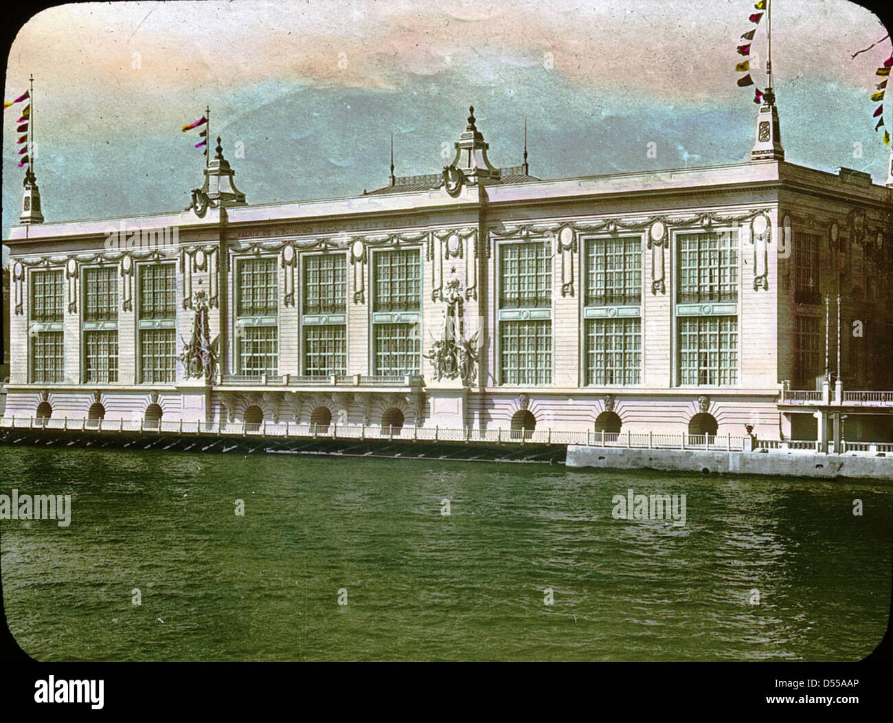 Vista del Palazzo dell'economia sociale e del Congresso all'esposizione di Parigi del 1900. L'edificio presenta l'architettura francese dell'inizio del XX secolo ed è servito come sede per discussioni su questioni sociali dell'epoca. Foto Stock