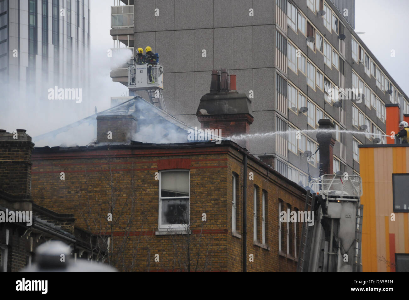 Londra, Regno Unito. Xxv Marzo 2013. Londra Vigili del fuoco alle prese con un enorme incendio presso uno sportello unico e gli uffici del Consiglio a Walworth Road. La zona immediatamente circostante è stato evacuato. Credito: Pete Maclaine / Alamy Live News Foto Stock